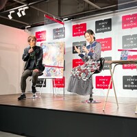 左から荒木哲郎監督、武田綾乃。