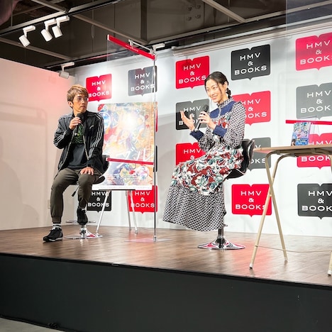 左から荒木哲郎監督、武田綾乃。