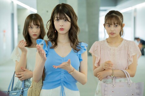 映画「恋は光」の新たな場面写真。手前が馬場ふみか演じる宿木。