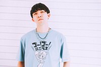 コラボTシャツの着用イメージ。