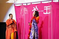 左から森山未來、アヴちゃん。