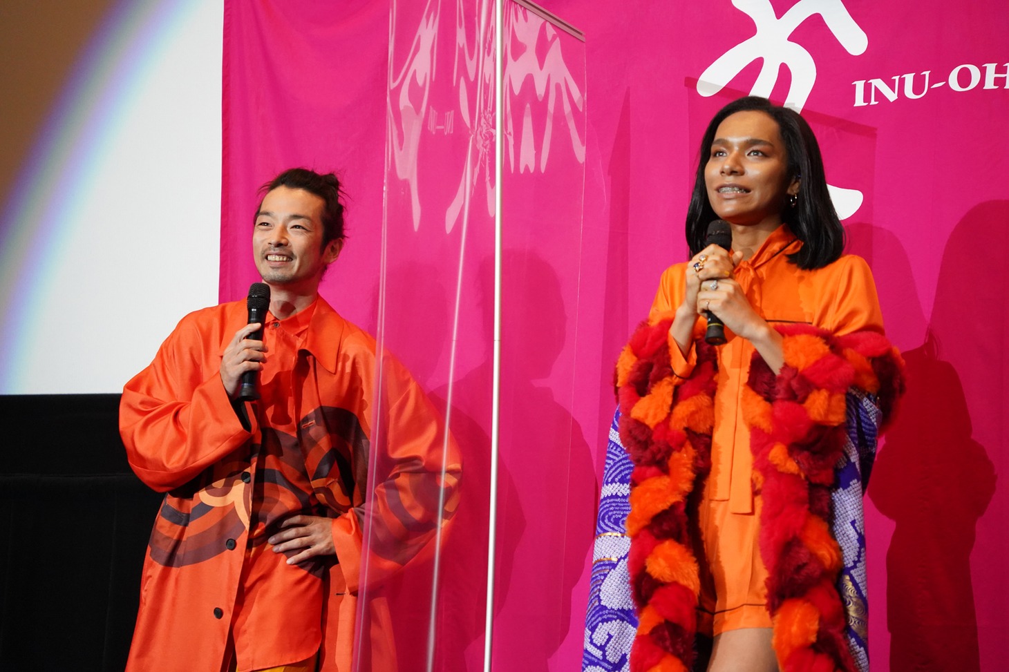 左から森山未來、アヴちゃん。