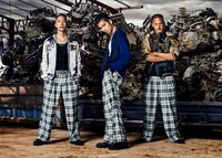 江罵羅商業高校のチームビジュアル。左から陣演じる風神、長谷川慎演じる鮫岡章治、今村謙斗演じる雷神。