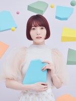 花澤香菜のアーティスト写真。