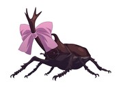 フランソワ（CV：中村桜）。マルクスの使い魔で、ツノにリボンが巻かれたオスのカブトムシ。樹液や花の蜜が大好き。 (c)天那光汰・梅津葉子／SQUARE ENIX・「金装のヴェルメイユ」製作委員会