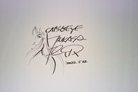 北条司が「キャッツ♥アイ40周年記念原画展 ～そしてシティーハンターへ～」に来場し、壁に書いたサイン。