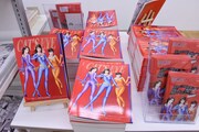 「キャッツ♥アイ40周年記念原画展 ～そしてシティーハンターへ～」の物販の様子。
