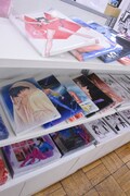 「キャッツ♥アイ40周年記念原画展 ～そしてシティーハンターへ～」の物販の様子。
