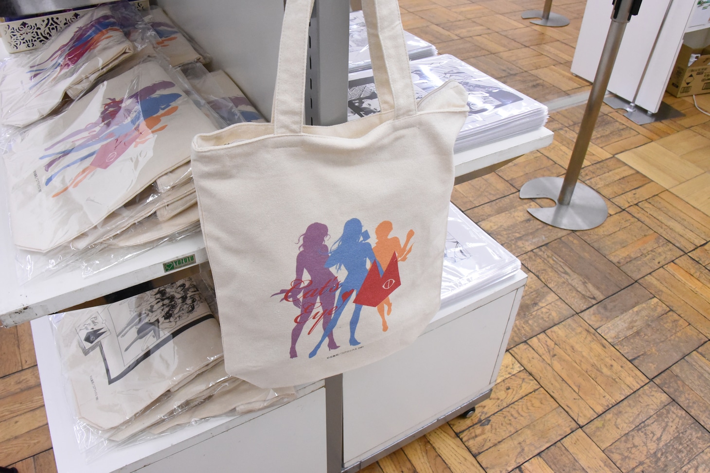 「キャッツ♥アイ40周年記念原画展 ～そしてシティーハンターへ～」の物販の様子。
