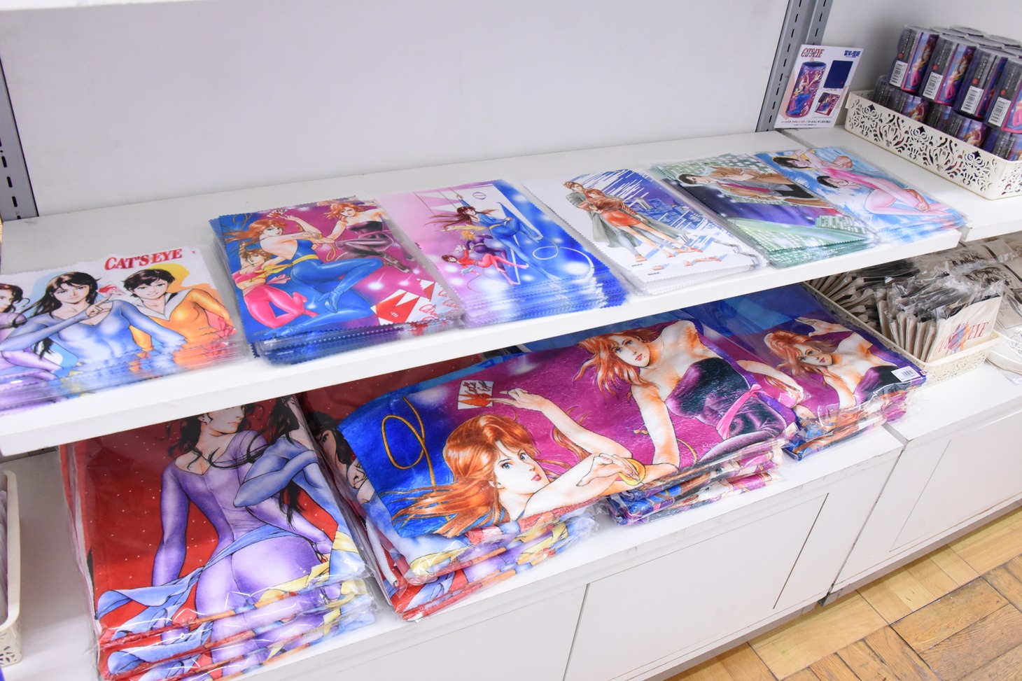 「キャッツ♥アイ40周年記念原画展 ～そしてシティーハンターへ～」の物販の様子。