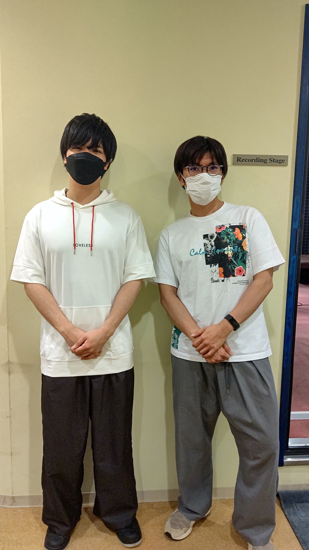 左から石谷春貴、佐藤拓也。