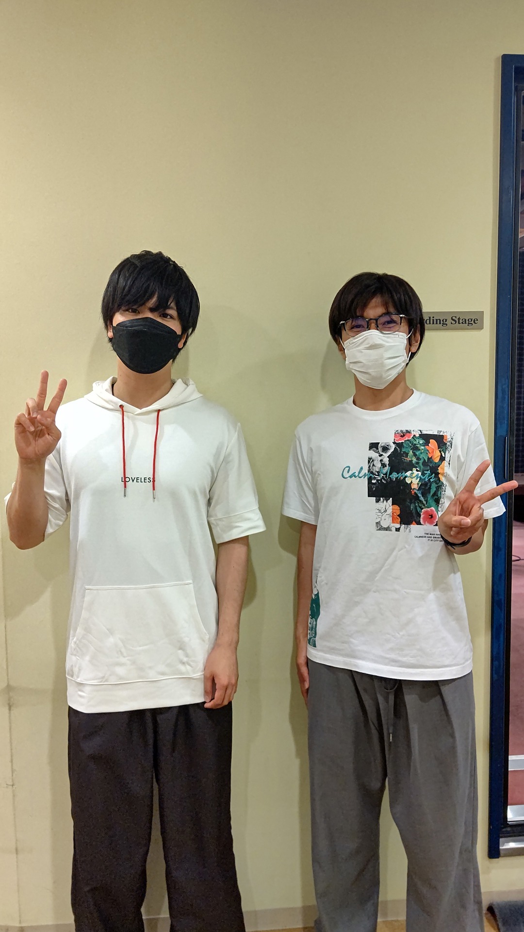 左から石谷春貴、佐藤拓也。