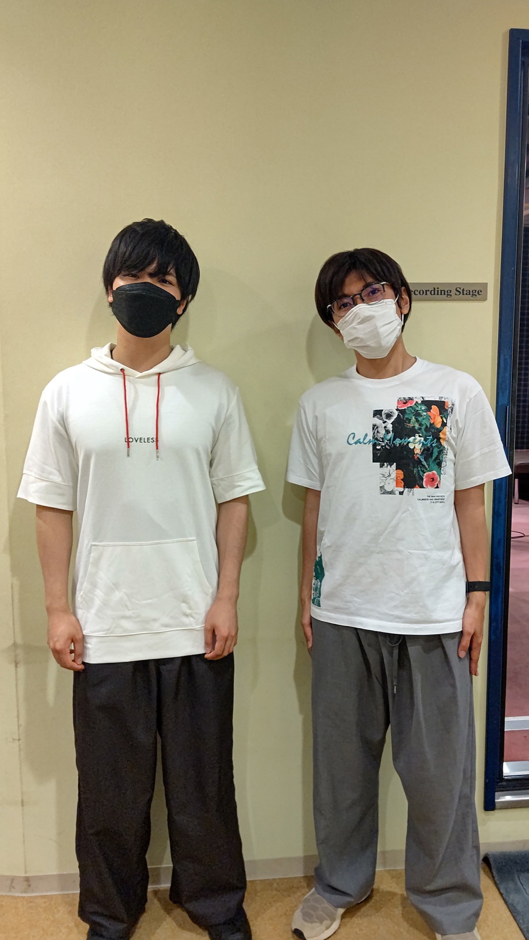 左から石谷春貴、佐藤拓也。