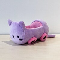 「ばずたび -BUZZING VAZZROCK TRIP-」主題歌CDの初回生産分限定商品に付属する「VAZZCARぬいぐるみ」。