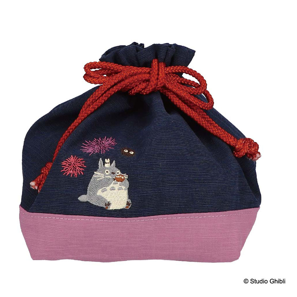 「となりのトトロ」をモチーフにした巾着。