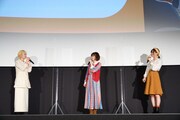 「アニメ『ゆるキャン△』シリーズ『映画館で野外活動～テストキャンプ上映会～』キャストトークショー」の様子。左から花守ゆみり、原紗友里、高橋李依。