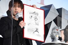 原画を自慢する山田涼介。