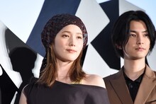 左から本田翼、渡邊圭祐。