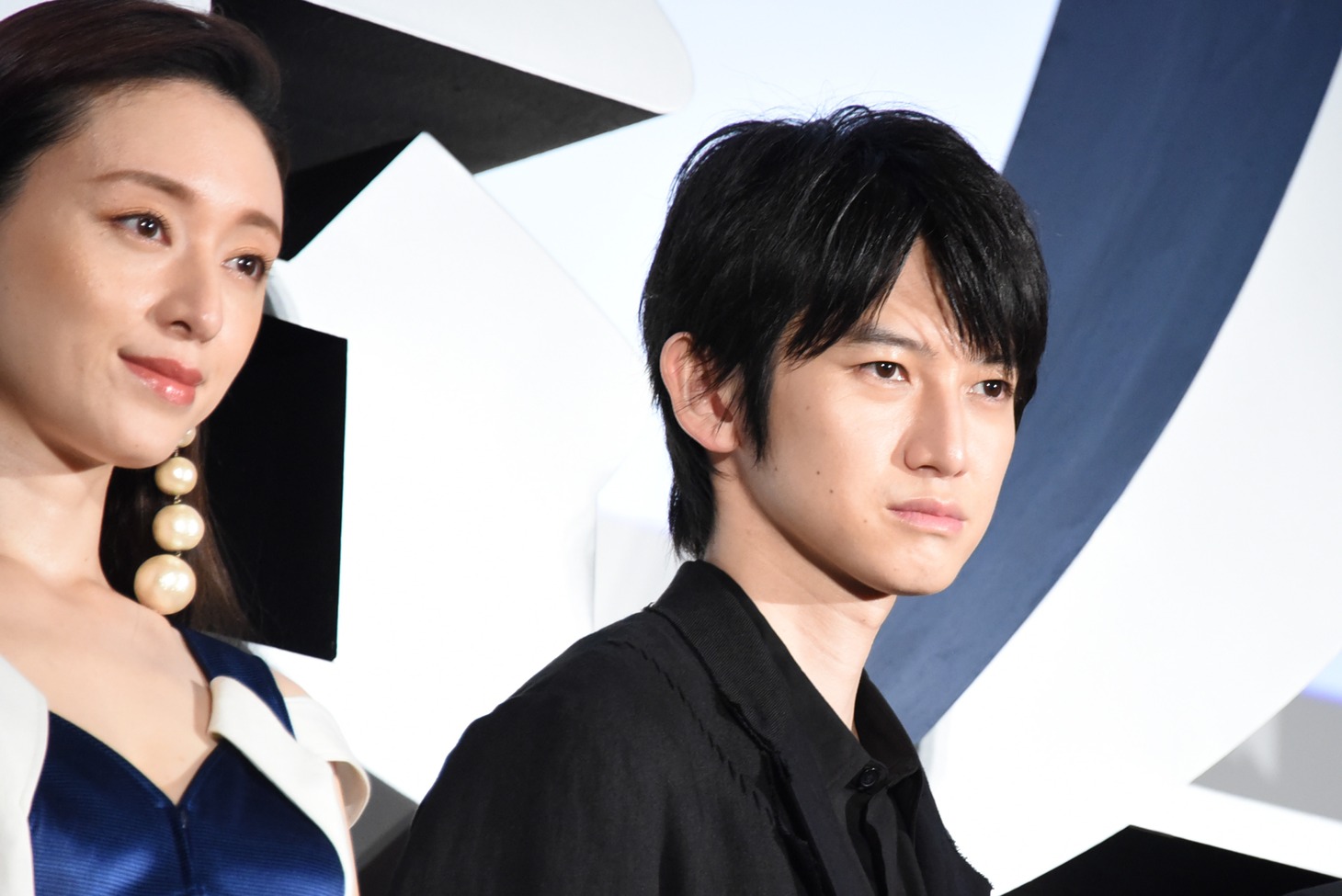 左から栗山千明、本郷奏多。