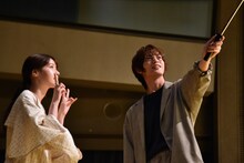 観客との記念撮影を楽しむ神尾楓珠と西野七瀬。