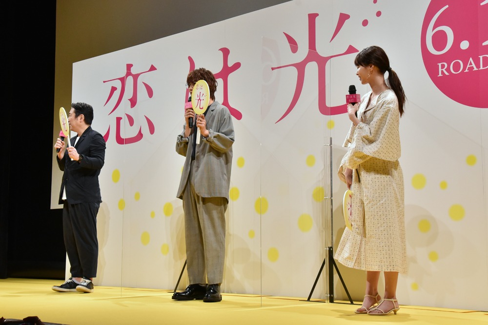 司会が提示したシチュエーションが恋かどうかを判定する3人。