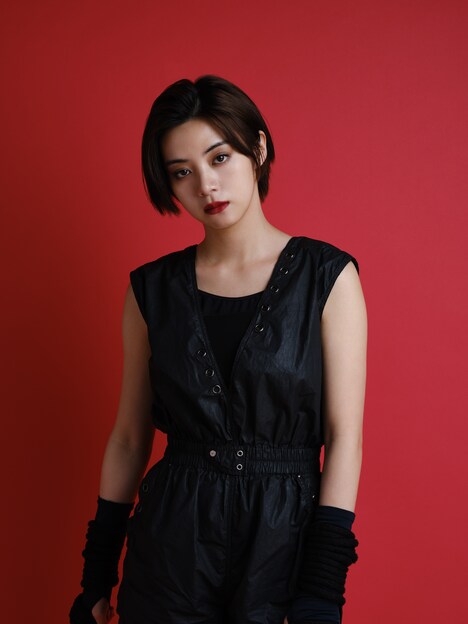 池田エライザ演じる泥川七音（どろかわなお）のキャラクタービジュアル。