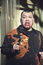 くっきー！（野性爆弾）扮する大男。