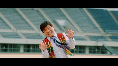 「君がそばにいるから」のミュージックビデオより、チャンス大城。