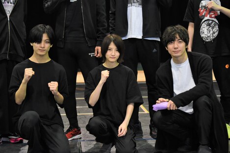 左から有馬爽人、若月佑美、和田琢磨。