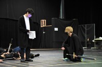 舞台「薔薇王の葬列」公開稽古の様子。