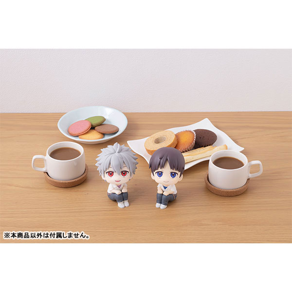 左から「るかっぷ ヱヴァンゲリヲン新劇場版 渚カヲル 完成品フィギュア」、「るかっぷ ヱヴァンゲリヲン新劇場版 碇シンジ 完成品フィギュア」。
