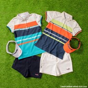 イヴのポロシャツ、ショートパンツ、サンバイザー。