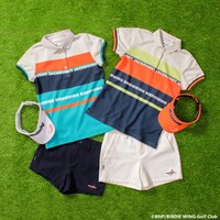 イヴのポロシャツ、ショートパンツ、サンバイザー。