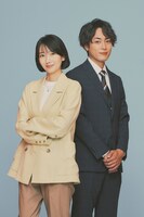 左から波瑠扮する真行寺小梅、間宮祥太朗扮する福山玄之介。