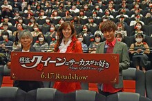 左からはやみねかおる、大和悠河、広瀬裕也。