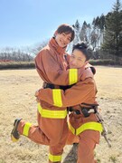 「モエカレはオレンジ色」岩本照＆浮所飛貴のオフショット公開、原作1巻の表紙を再現