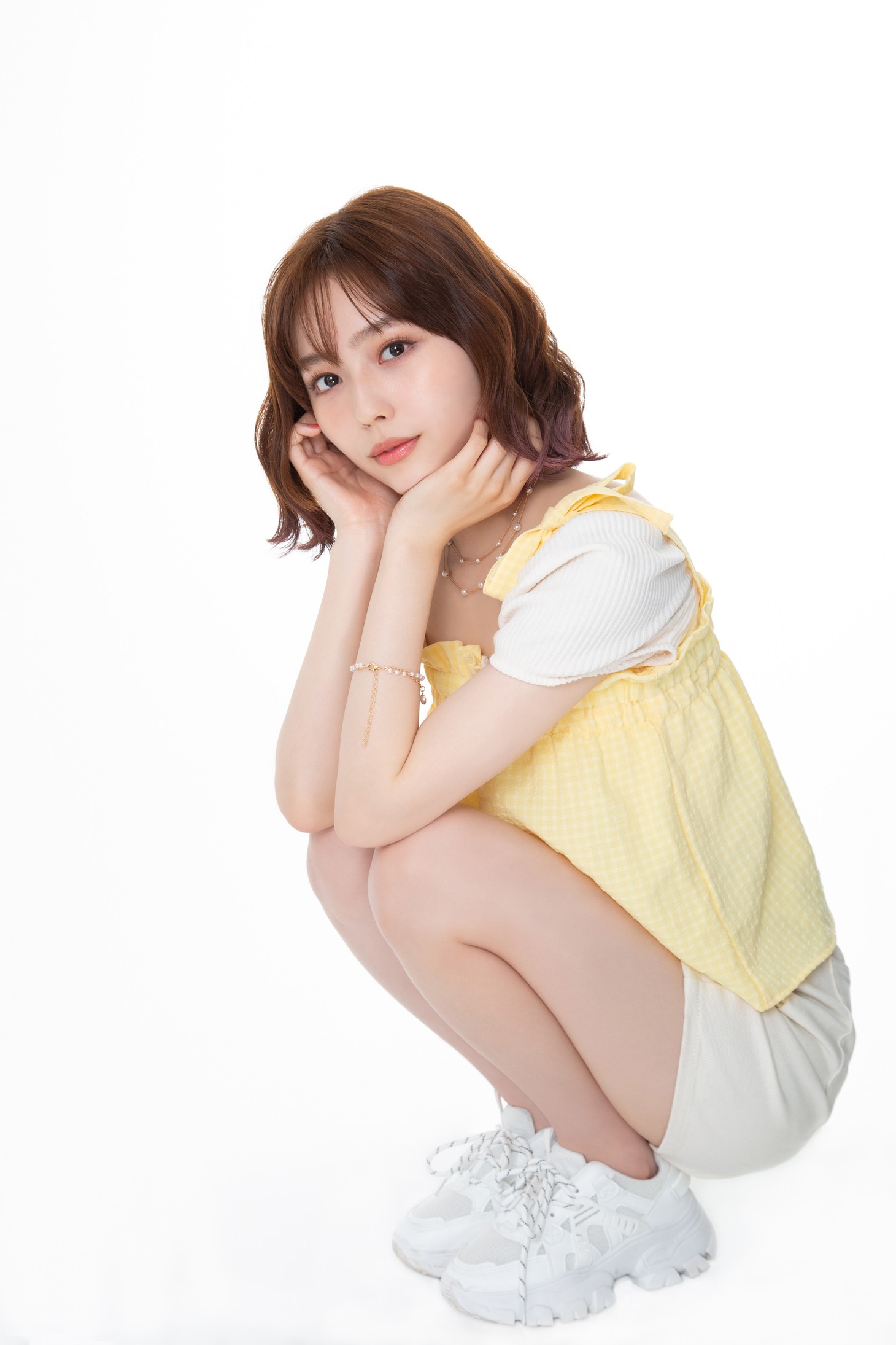秋田汐梨扮する七海麻美。
