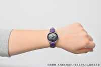 アニメ「見える子ちゃん」をモチーフにした腕時計の着用イメージ。