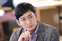 松田悟志演じる今泉俊介。