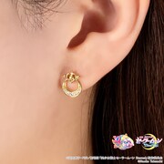 「劇場版『美少女戦士セーラームーンEternal』Crisis Moon Compact Pierced Earrings」使用イメージ。