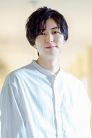 佐久間柊役の稲葉友。(c)缶爪さわ・椿ゆず／KDOKAWA／「みなと商事コインランドリー」製作委員会