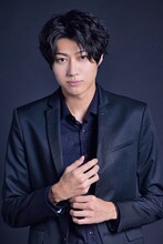 阿南スガオ役の小坂涼太郎。