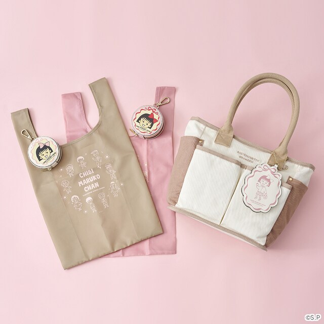 「ちびまる子ちゃん」をモチーフにしたハンドバッグとポーチ付きエコバッグ。