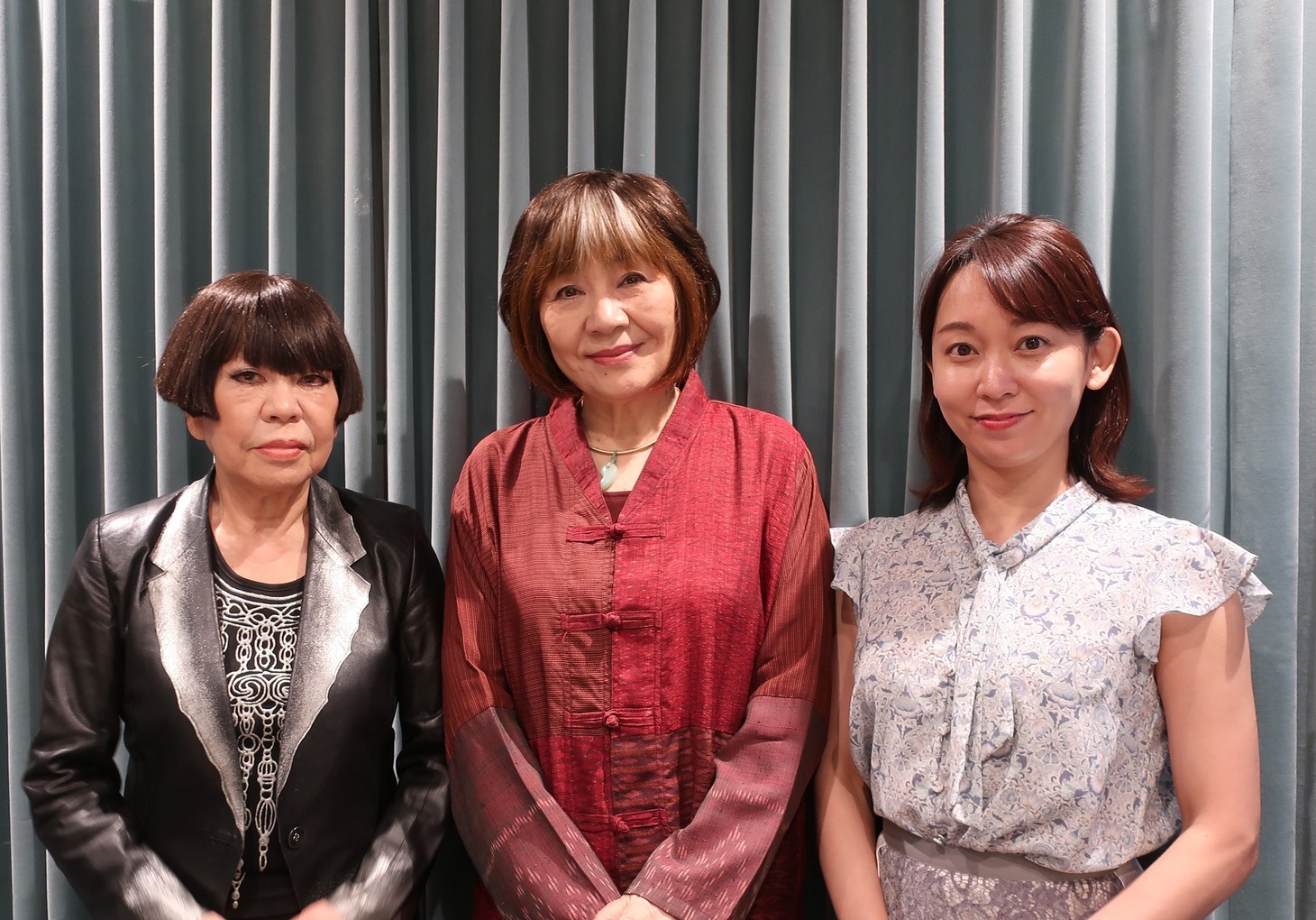 左からコシノジュンコ、里中満智子、TBSアナウンサーの出水麻衣。