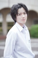 英明日香役の奥智哉。c)缶爪さわ・椿ゆず／KDOKAWA／「みなと商事コインランドリー」製作委員会