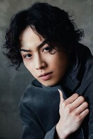 ウィリアム・ジェームズ・モリアーティ役の鈴木勝吾。