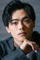 フレッド・ポーロック役の長江崚行。