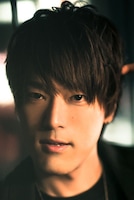 ジョージ・レストレード役の高木俊。