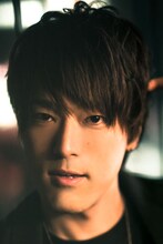 ジョージ・レストレード役の高木俊。