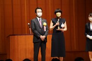 左から朝日新聞社代表取締役社長の中村史郎、オカヤイヅミ。